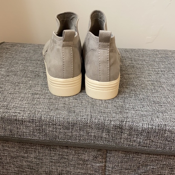 Dolce Vita Sneakers - Picture 3 of 5